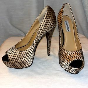 NEVER WORN!!! Steve Madden tan/black beaded heels 9M
